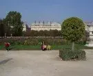 Personas disfrutando del Petit Palais en París, un museo de bellas artes