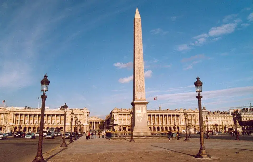 Plaza Concordia con el obelisco de Luxor, una obra monumental de la antigüedad