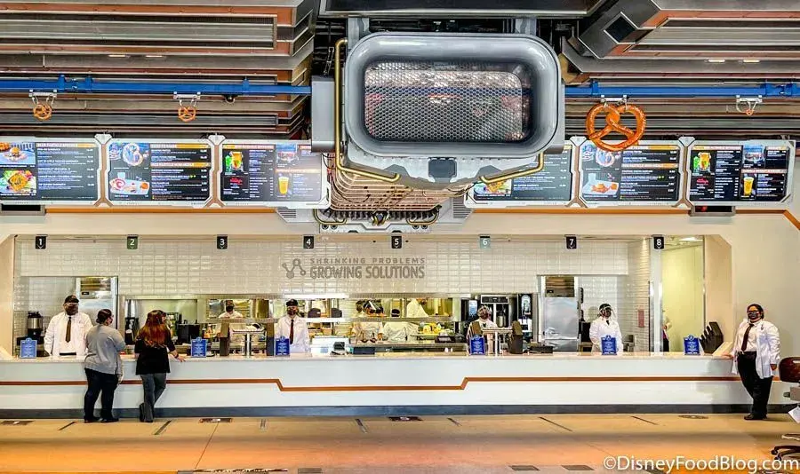 Entrada al Café des Cascadeurs en Walt Disney Studios Park, inspirado en caravanas de los años 50 con especialidades como perritos calientes y chile con carne