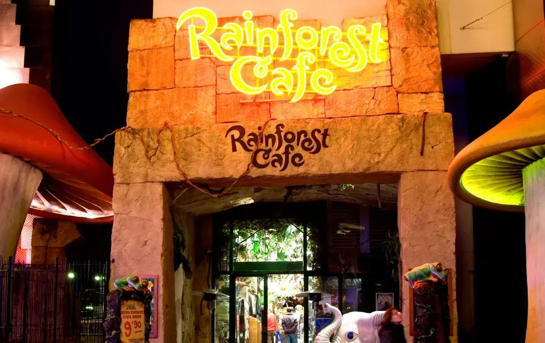 Rainforest Café en Disney Village, restaurante temático con decoración tropical y bar-restaurante en una selva