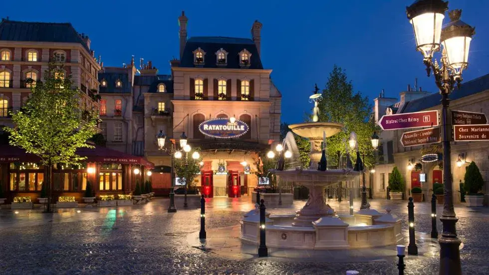 Atracción Ratatouille en Disneyland Paris: encógete al tamaño de Rémy y vive una aventura inmersiva en la cocina de Gusteau mientras huyes del Chef Skinner
