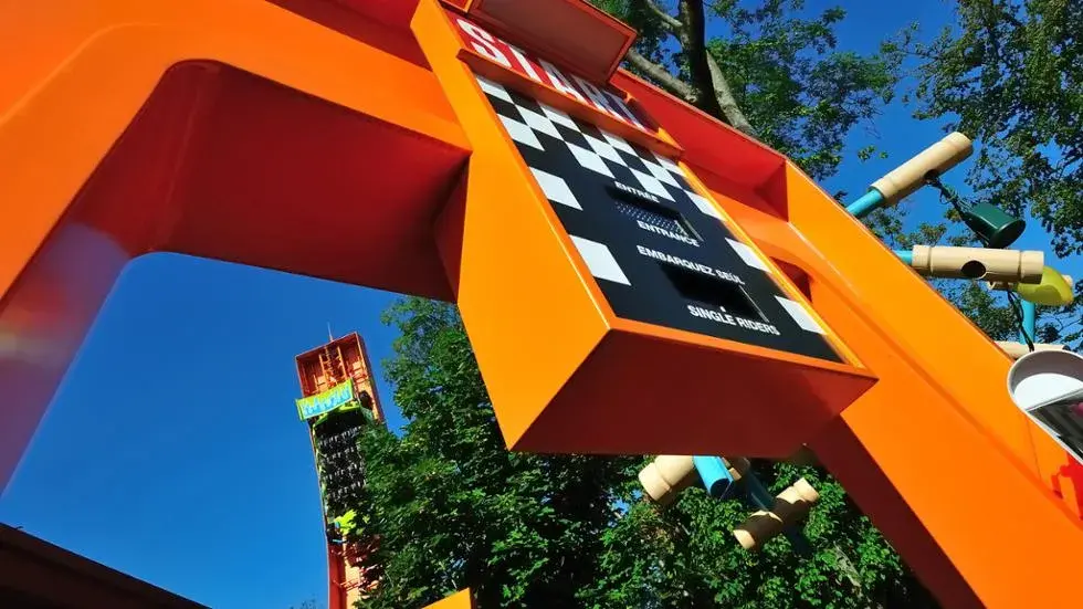 Atracción RC Racer en Disneyland Paris: experimenta la adrenalina en una pista de medio tubo gigante mientras el coche a control remoto de Andy alcanza grandes alturas