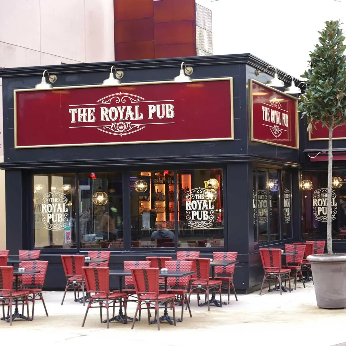 Restaurante de estilo pub británico en Disney Village, con ambiente acogedor, terraza renovada y un menú que incluye clásicos como fish & chips, ternera Guinness estofada, tartas y cervezas artesanales.