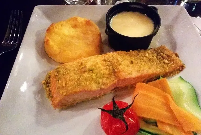 Filete de salmón a la parrilla con guarnición