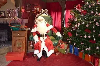 Encuentro con Santa Claus en Disneyland París, con Papa Noel posando para fotos junto a los visitantes y otros personajes Disney vestidos con trajes navideños.