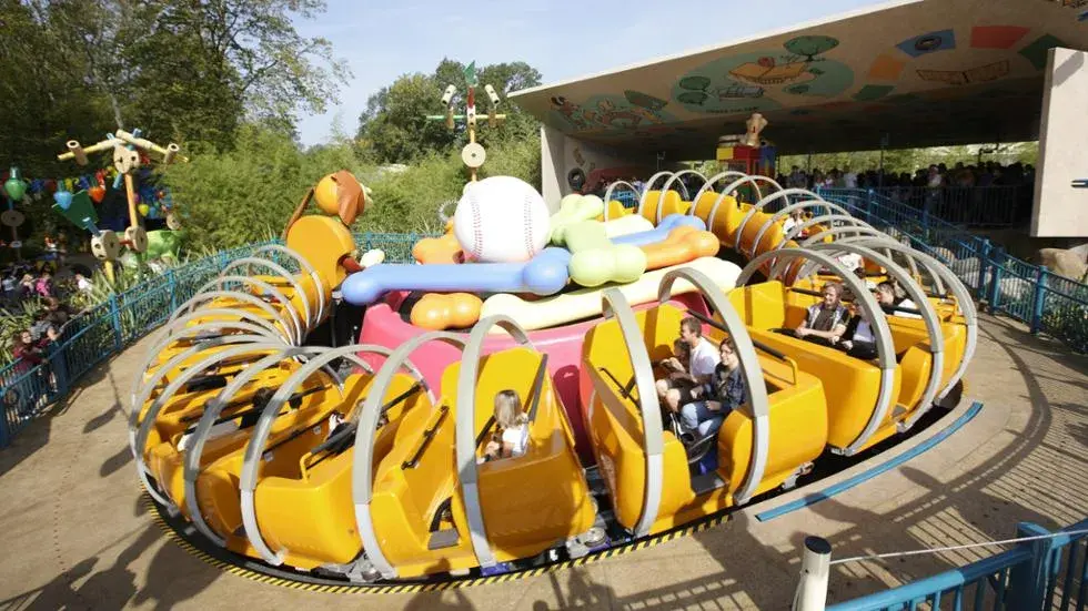 Atracción Slinky Dog Zigzag Spin en Disneyland Paris: sube a la espalda de Slinky y disfruta de giros y saltos circulares en una divertida atracción familiar de Toy Story.