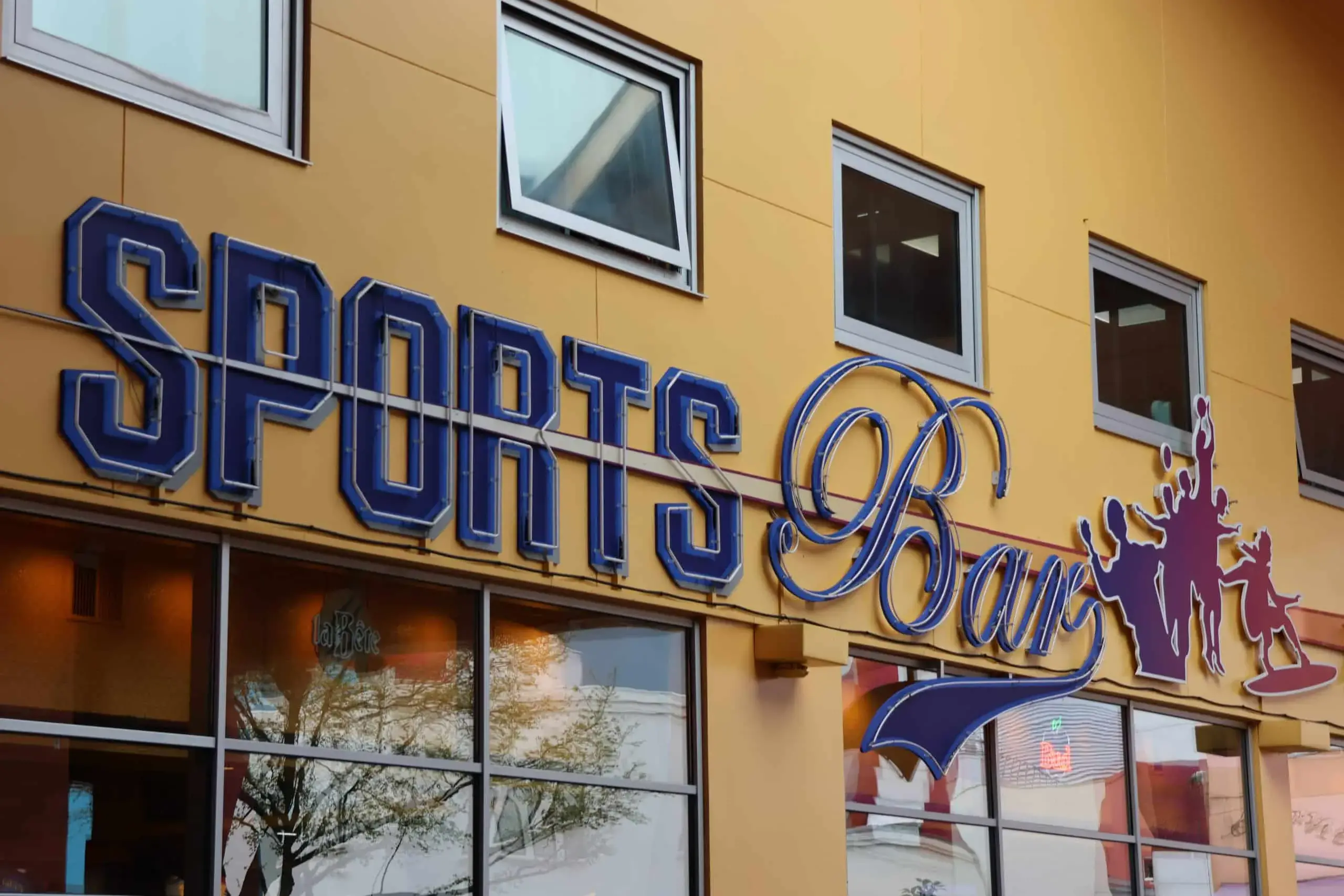 Sports Bar en Disney Village, bar temático con pantallas para ver eventos deportivos en directo