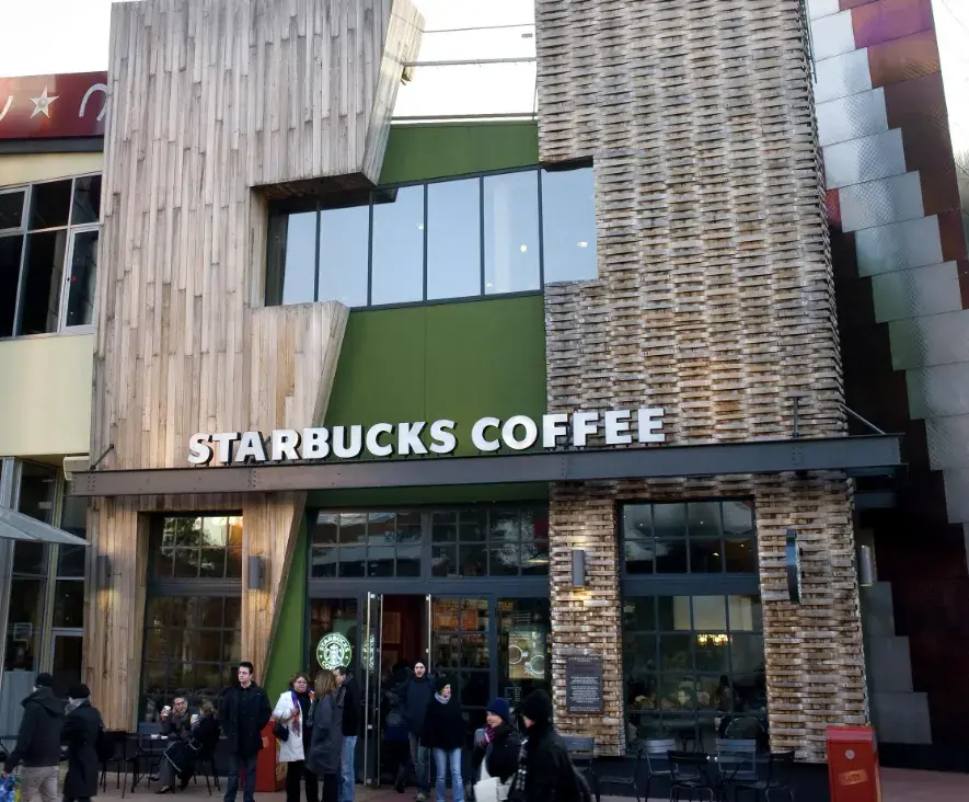 Cafés ecológicos preparados por expertos en un ambiente acogedor, con una selección de tartas, galletas y aperitivos ideales para cualquier momento del día en Disney Village.