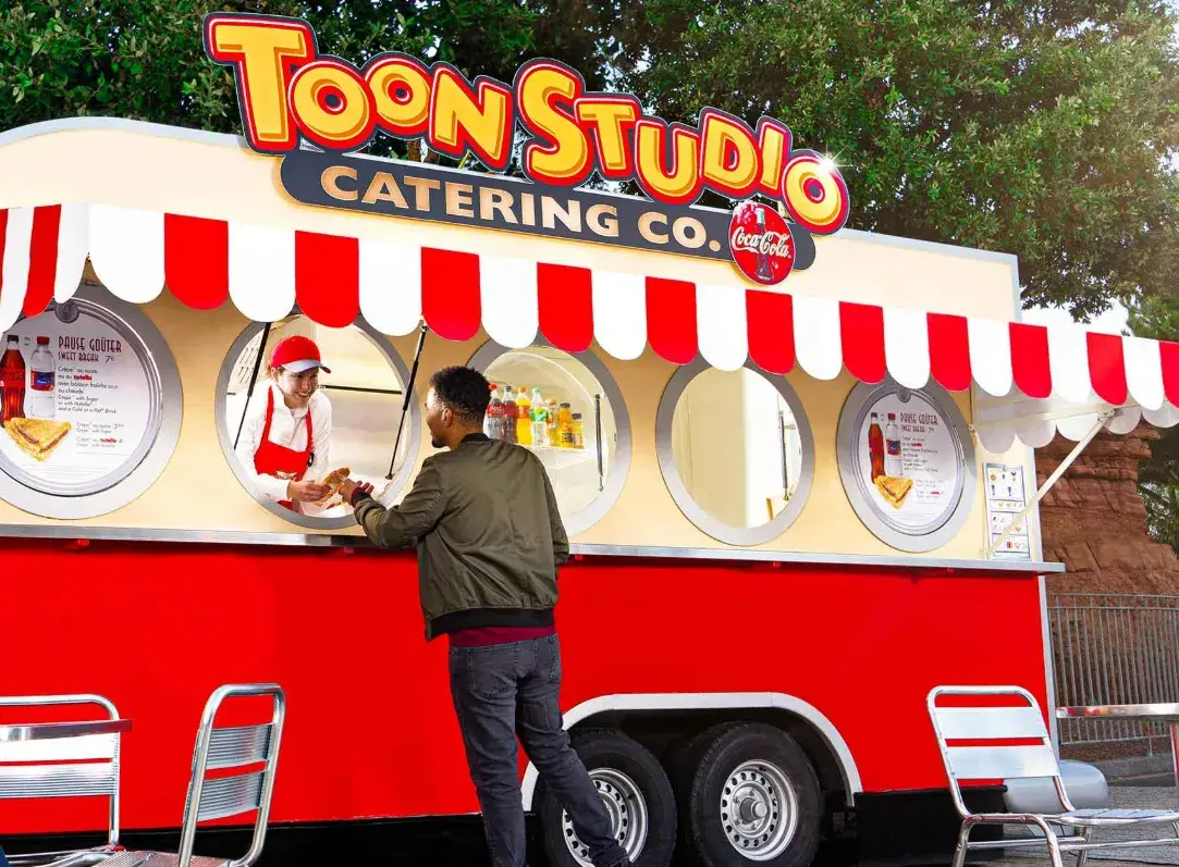 Food truck The Toon Studio Catering Co., ubicado junto a Animation Celebration en Walt Disney Studios Park. Disfruta de helados y galletas temáticas de Frozen en un ambiente mágico y delicioso.