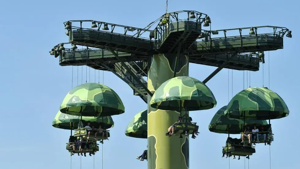 Atracción Toy Soldiers Parachute Drop en Disneyland Paris: únete al ejército de juguete de Toy Story y lánzate en paracaídas desde una torre militar de 25 metros de altura