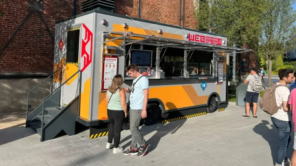 El WEB Food Truck, ubicado en Avengers Campus, ofrece
                    fideos asiáticos recién preparados con pollo, gambas o tofu ahumado. Para el toque final, prueba sus
                    bolitas de coco. 🍜🥥