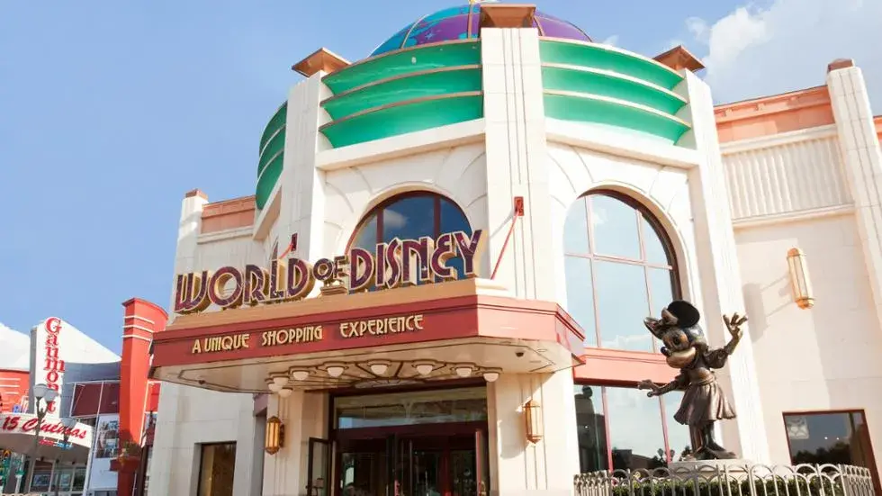 Fachada de World of Disney en Disney Village, tienda insignia